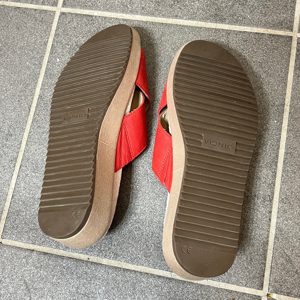 Vionic women’s Hayden Sandals Red Leather Straps 1.5" Heel Slip-on Sz 8.5 - Picture 5 of 6